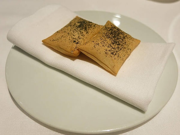 1. Хрустящий хлеб с томатами и оливками