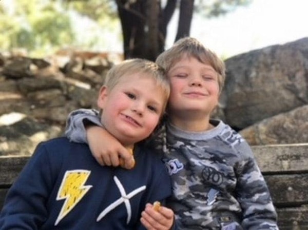 Все дело в том, что многие люди полагают, что такое "позднее" кормление плохо отражается на психике ребенка.