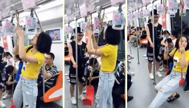 Metroda Yer Bulamayınca Çantasından Salıncağını Çıkartarak Kendine Mükemmel Bir Yer Yapan Kadın
