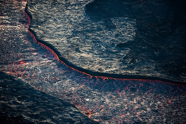 3. Поток раскаленной лавы пробивает себе путь через застывшие участки.