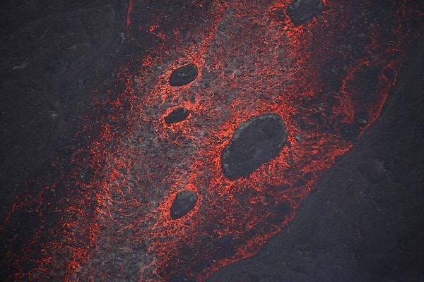 4. Участки застывшей лавы в бурном потоке.