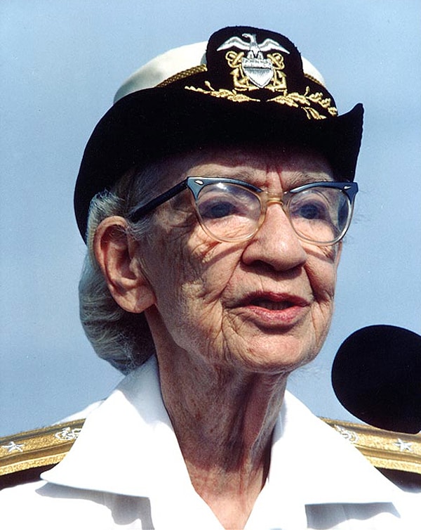 10. Кстати, о программистах. Американская ученая и коммодор флота США Грейс Хоппер смогла написать программу, которая превращала слова в код