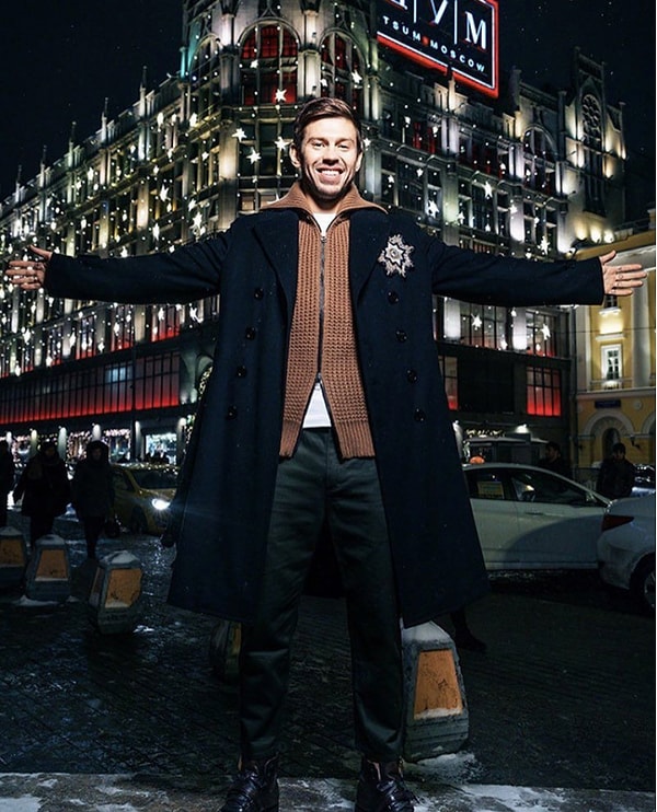 9. Федор Смолов был признан самым стильным мужчиной России в 2017 году по версии журнала GQ.