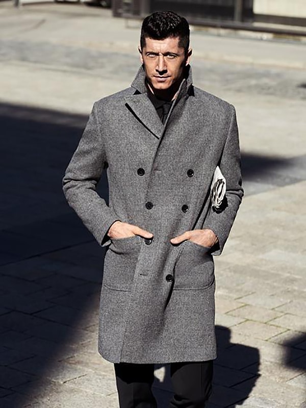 12. Нападающий польской сборной Роберт Левандовски всегда одет с иголочки, и не важно, вышел он в свет или просто решил прогуляться по парку.