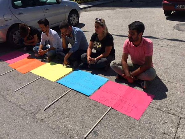 Bugün de partinin Ankara'daki genel merkezi önünde oturma eylemi başlatıldı.