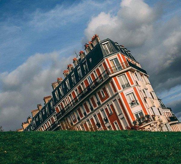 11. Paris'te batan bir bina.