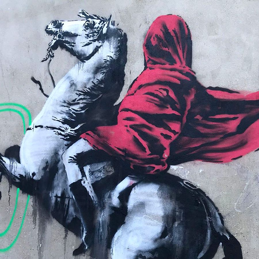 Картины несут. Banksy всадник. Бэнкси Наполеон. Бэнкси художник Наполеон. Всадники Бэнкси картина.