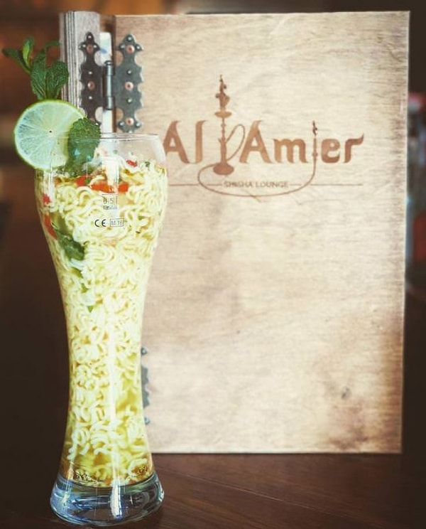 6. Когда любишь "Ролтон", но статус не позволяет есть его привычным способом...