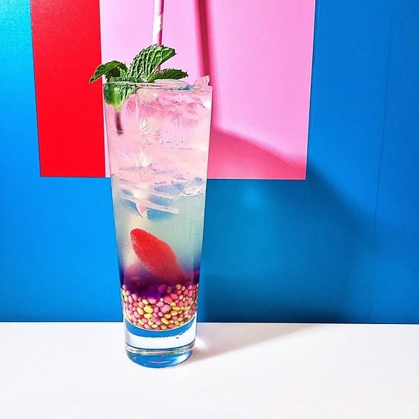 10. Кто этот горе-бармен, который добавил в напиток мармеладки и драже и назвал ЭТО коктейлем???