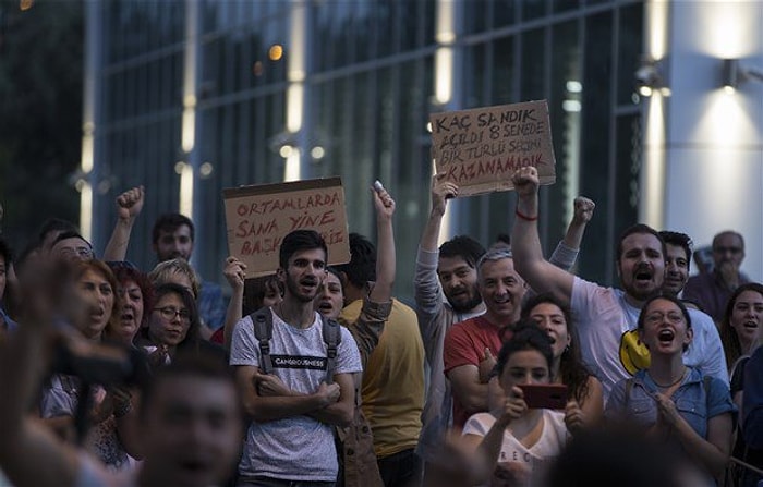 Kılıçdaroğlu'na ve Yönetime Tepkiler Sürüyor: Partinin Genel Merkezinde Protesto Başladı