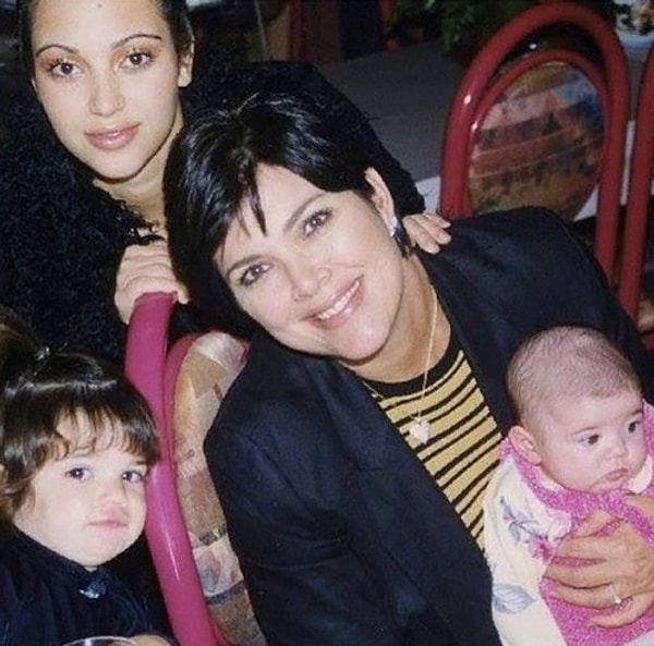 4. Посмотрите сами. Перед вами молодая Крис с малышкой Кайли на руках, маленькая Кендалл стоит слева, а на стул облокотилась сама Ким.