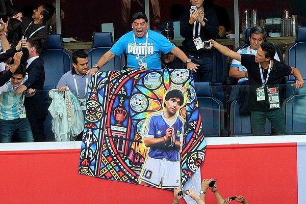 Dünya Kupası'nda Arjantin'in gruptan çıkma adına Nijerya ile oynadığı kader maçına efsane isim Maradona damga vurdu.