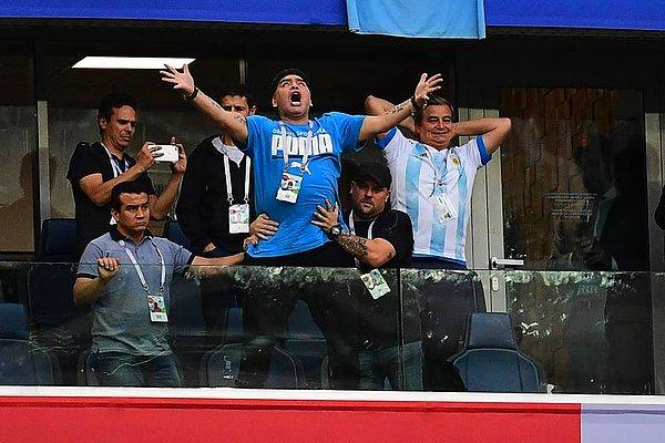 Arjantin'in 86. dakikada Rojo ile bulduğu gol sonrası Maradona adeta kendinden geçti.