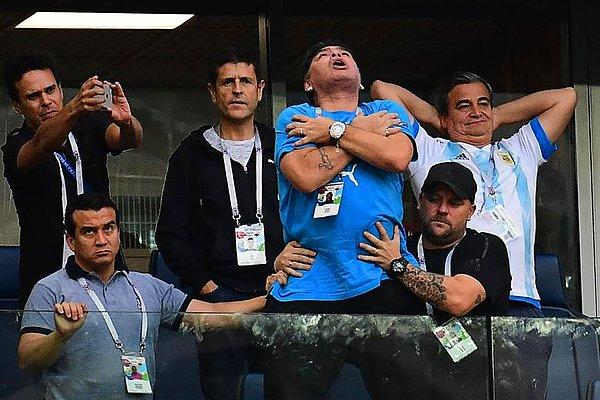 Zaman zaman yanında bulunanlara zor anlar yaşatan Maradona, Messi'nin attığı golden sonra inanılmaz bir sevinç yaşadı.