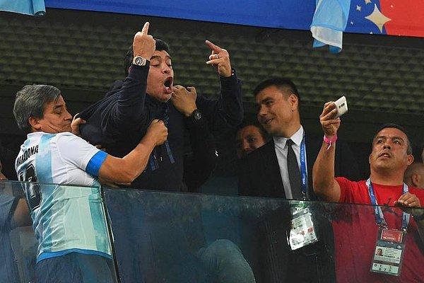 İlginç bir şekilde sevinen Maradona, Rojo'nun golünden sonra da bazı taraftarlara orta parmak işareti yaptı.