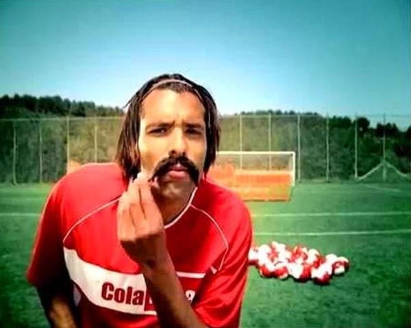 1. Popüler futbolcuların reklamlarda oynatıldığı o efsane zamanlarda Fenerbahçeli Van Hooijdonk ve kola reklamı.