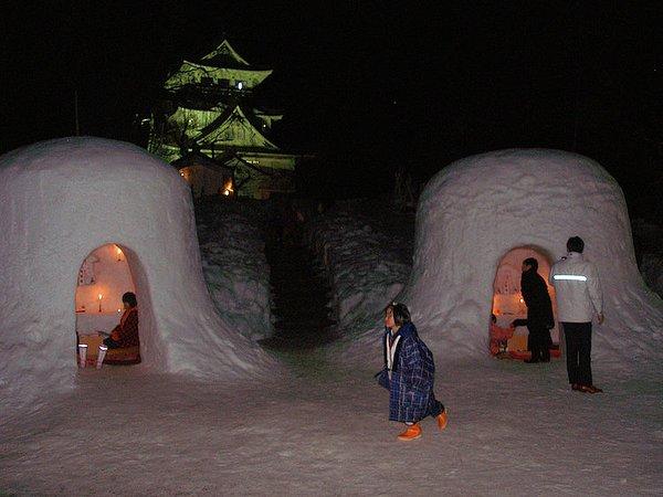 17. Bir eskimo evi inşa etmek istiyorsanız Yokote, Japonya'daki Kamakura Festivali'ne gitmelisiniz.