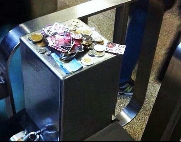 11. Kanada'da bir metro istasyonunda bozulan bir turnike. Çevrede güvenlik veya görevli de yok. Ama insanlar parasını bozuk turnikenin köşesine bırakıp geçiyorlar...
