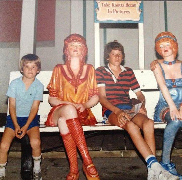 19. Ve son olarak genç bir Ryan Reynolds (açık mavi tişörtlü) Knott's Berry Farm'daki kızlarla birlikte...