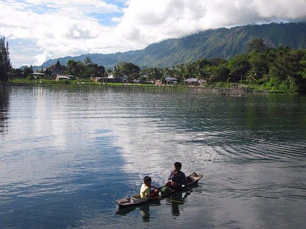 34. Endonezya, Toba gölünde bir aile yanında konaklama şansı yakalamalısınız.