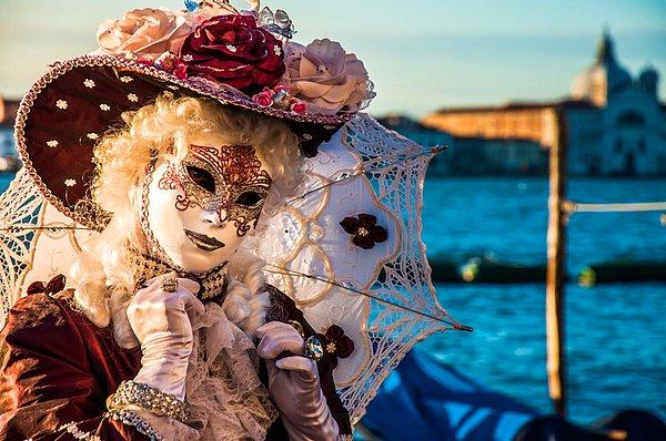 59. İtalya, Venedik'te maskeyle yapılan Venedik Karnavalı'na katılmalısınız.