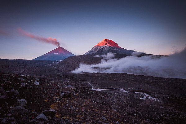 60. Rusya'nın Kamchatka şehrindeki ateş püskürten dağlarını ziyaret etmelisiniz.