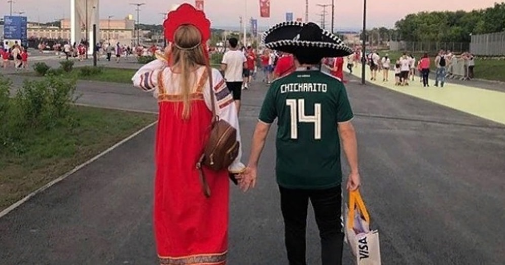 «Стыдоба и позорище!»: наши парни недовольны тем, что русские девушки «тусят» с иностранными болельщиками