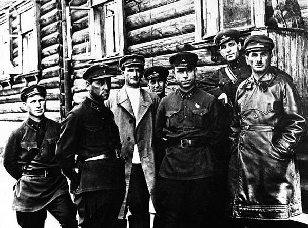3. 1923 yılında henüz Feliz Dzerzhinsky yönetiminde olan CHEKA, SSCB Halk Komiserleri Konseyi altında OGPU adı altında yeniden teşkilatlanmıştır.