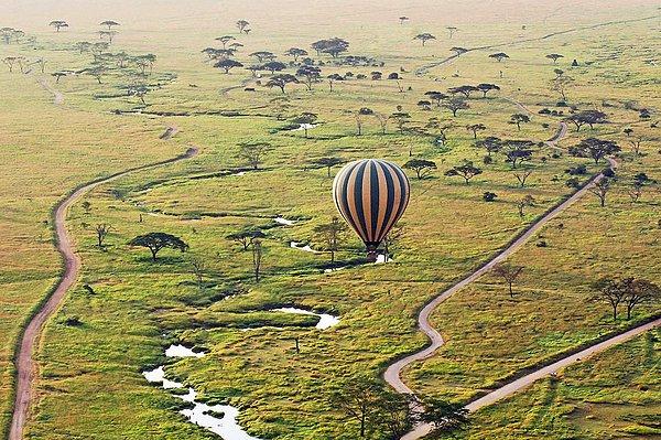 75. Uçan balona binerek Tanzanya'nın doğal güzelliğinin tadını çıkarmalısınız.