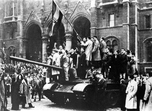 8. KGB’nin dıştaki en büyük başarıları; 1956 yılında Macaristan Devrimi ve 1968 yılında Çekoslovakya’da Prag Baharı’nın bastırılmasına ilave olarak, 1970’li yılların sonlarına doğru, Afganistan’da komünist bir yönetimin iktidara getirilmesidir. Buna rağmen KGB’nin şansı,  1980’li yılların başlarında Polonya’da komünizm karşıtı ‘‘Dayanışma Hareketi’’ başarıya ulaştığında dönmüştür.