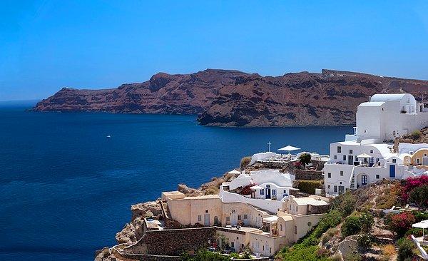 86. Yunanistan'ın Santorini adasında Oia'nın sanatsal güzelliğiyle büyülenebilirsiniz.