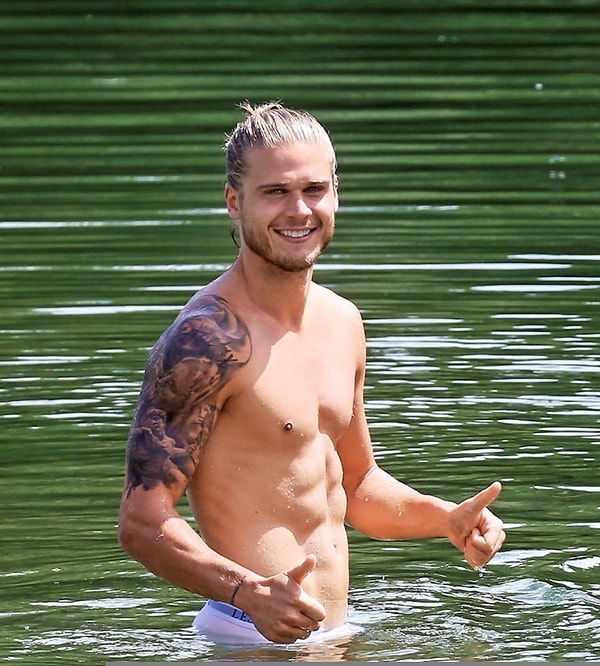 1. 30-летний футболист, носящий форму национальной сборной Исландии, Рюрик Гисласон.