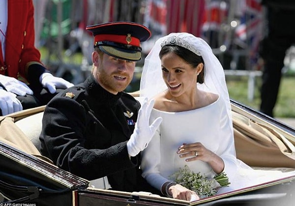 2. Меган смотрит на Гарри во время свадебного торжества.