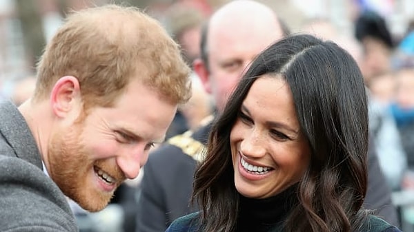 7. Меган не только смотрит, но и смеется практически над каждой его шуткой.