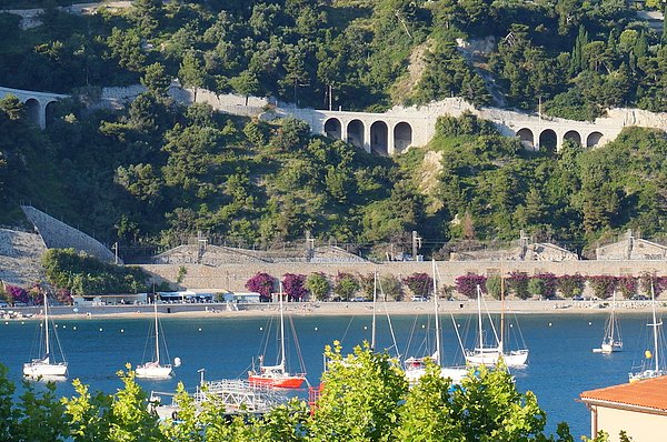 97. Fransa'nın güneyinde Saint-Jean-Cap-Ferrat sahillerinde güneşlenmelisiniz.