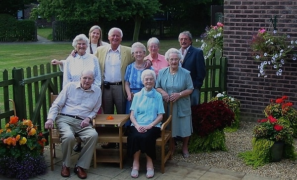 2. А кого величают "пенсионерами"?