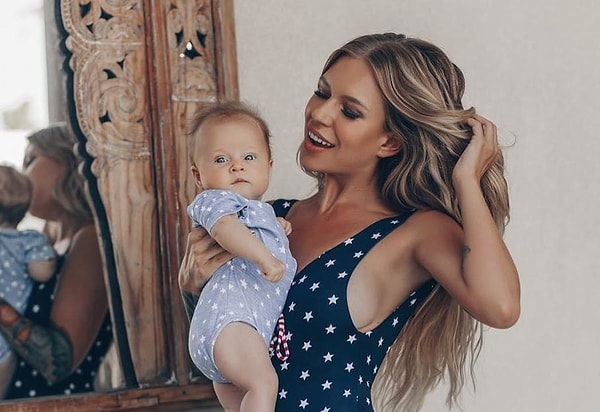 2. Рита Дакота призналась в своем микроблоге, что иногда называет свою дочку Мию Свиняриком или Хрюквиком и тут же объяснила, что иногда ее малышка может обляпаться с ног до головы. Лучше не будем гадать, какое прозвище получил муж певицы Влад Соколовский:)