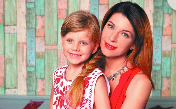 8. У Екатерины Волковой есть дочь Елизавета, которую мама ласково зовет Гусеной Лапчатой. Актриса объясняет, что девочка такая же неугомонная, как одноименный персонаж из мультфильма "Черный плащ".