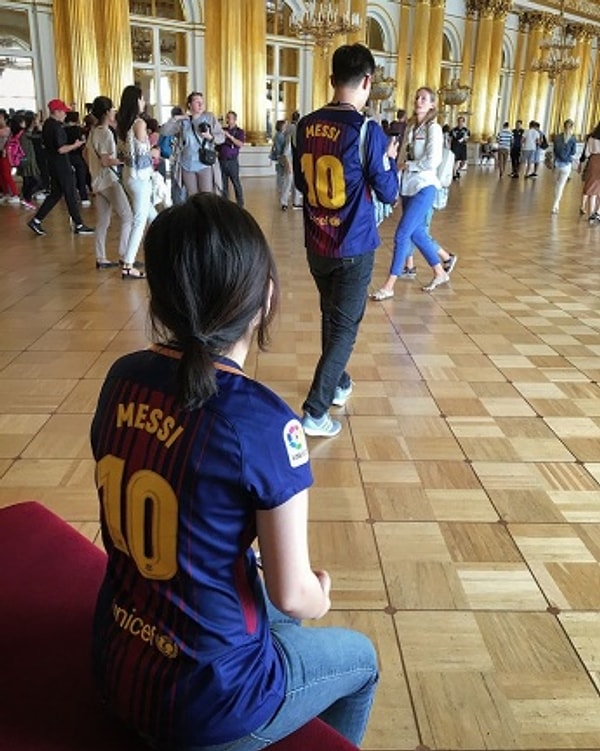 И на своей инстаграм-страничке они поделились веселыми снимками болельщиков в формах, внимательно рассматривающих музейные экспонаты.