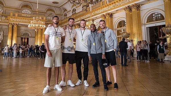 И если английские болельщики еще пытались худо-бедно соответствовать посещенному ими "заведению"...