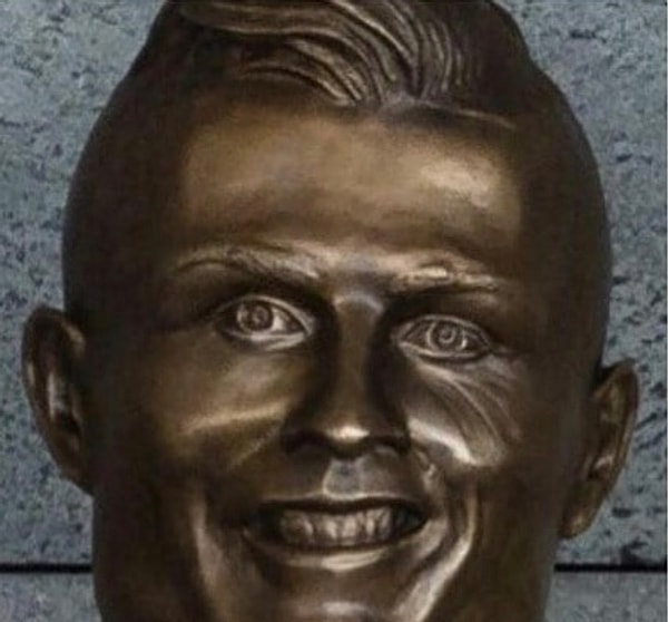 32. Роналду смотрит, как Месси не забивает пенальти: