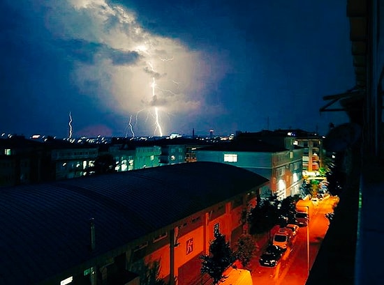 ⚡Göğe Bakma Durağı: 15 Görüntü ile Dün Gece Şimşeklerle Aydınlanan İstanbul Semaları