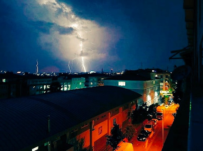 ⚡Göğe Bakma Durağı: 15 Görüntü ile Dün Gece Şimşeklerle Aydınlanan İstanbul Semaları