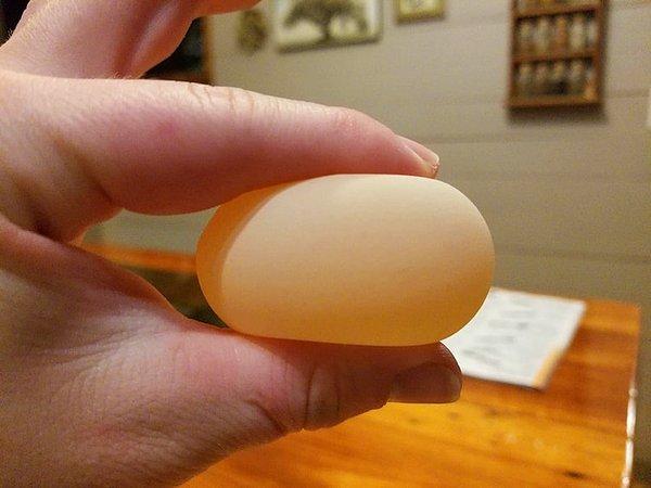 11. Kabuğu olmayan bir yumurta, haşladıktan sonra kabuğunu soymanız gerekmeyecek!