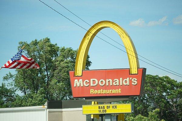 3. "Bu McDonalds'ın yalnızca bir tane yarım halkası var."