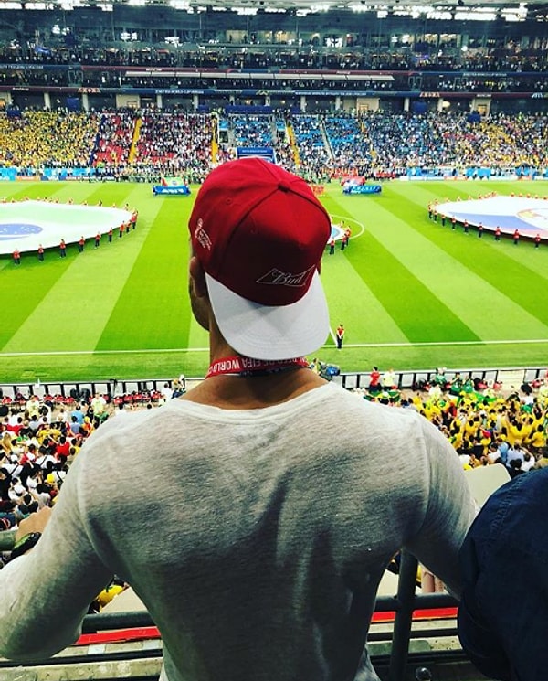 Kerem Bursin ise son olarak Dünya Kupası maçlarını izlemek için gittiği Rusya'dan stad içinde fotoğraf attı.