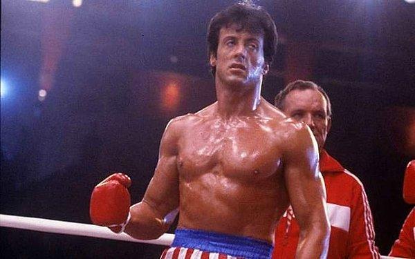 12. Sylvester Stallone, 'Rocky IV'ü çekerken Dolph Lundgren'den kalbine bir yumruk yedi.