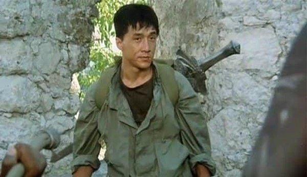 17. Jackie Chan, 'Armor of God' çekimleri sırasında düştü ve beynine kemik saplandı.