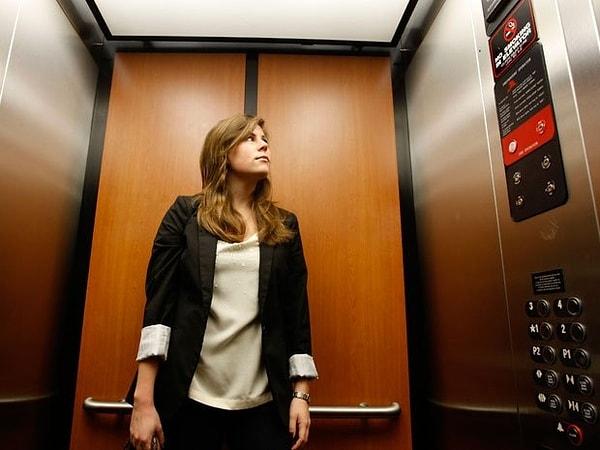 10. Bir asansörde daha önce hiç tanımadığınız 10 kişiyle birlikte mahsur kaldığınızı ve bu insanların giderek daha fazla panik olmaya başladığını hayal edin. Böyle bir durumda ne yaparsınız?