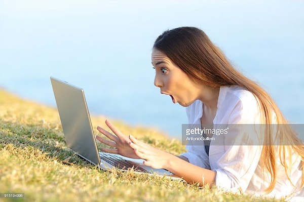 7. Работа за ноутбуком тоже приводит девушку в шоковое состояние.